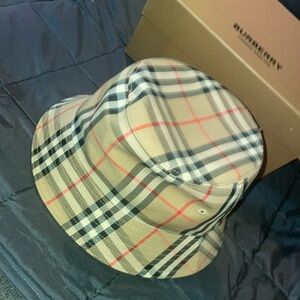 Barely wore size medium Burberry bucket hat